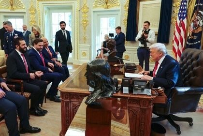 아메드 알샤라(왼쪽 첫 번째) 시리아 대통령과 도널드 트럼프(오른쪽) 미국 대통령이 10일(현지시간) 백악관에서 회담하고 있다. 왼쪽 두번째부터 JD 밴스 미국 부통령, 톰 바라크 미국 시리아특사가 배석했다. 1946년 건국 후 시리아 대통령의 백악관 방문은 이번이 처음이다. AFP 연합뉴스