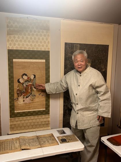 강원도 원주 명주사 주지이자 고판화박물관을 운영하는 한선학(69) 관장이 23일 서울 인사동 한 식당에서 기자간담회를 열고 최근 일본 온라인경매를 통해 구입한 ‘취주귀비도’를 소개하고 있다. 이를 포함해 박물관 소장 명품 50여점을 묶어 개관 22주년 기념 전시가 5월1일부터 8월31일까지 열린다. 강혜란 기자