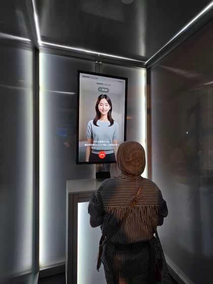 엑스포 관람객이 10일 일본 오사카에서 열리고 있는 2025 오사카·간사이 엑스포(EXPO) ‘페스티벌 스테이션’ 내 마련된 네이버 전시관에서 'AI 케어콜' 서비스를 체험하고 있다. 오사카=강광우 기자