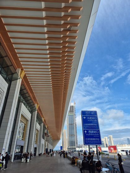 중국 윈난성 쿤밍의 쿵밍남역 지하 화장실 앞에 있던 캐리어들. 라오스로 이어지는 쿤밍남역의 이용객은 대부분 중국이들이다. 박현준 기자.