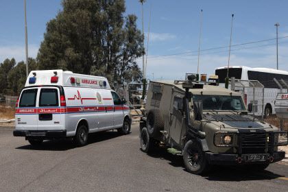 20일(현지시간) 요르단에서 출발한 한 구급차가 이스라엘 케렘 샬롬 국경검문소를 통해 가자지구로 진입하고 있다. 이스라엘은 가자지구에 제한적인 구호물자 반입을 허용하겠다고 발표했으며, 첫 다섯 대의 트럭이 5월 19일 식량, 특히 유아용 식품 등을 포함한 물자를 실어 진입했다고 밝혔다.(사진=AFP)