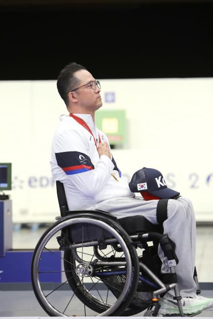 국기에 대한 경례(샤토루[프랑스]=연합뉴스) 공동 취재단 = 장애인 사격 국가대표 박진호가 31일(한국시간) 프랑스 샤토루 슈팅센터에서 열린 사격 R1 남자 10ｍ 공기소총 입사(스포츠등급 SH1에서 우승한 뒤 태극기를 향해 경례하고 있다.