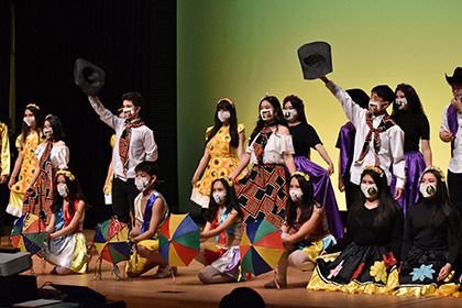 지난 1월 일본 군마현 오이즈미정에서 열린 외국인집주도시회의에서 ‘오이즈미정 브라질인 학교’ 학생들이 전통춤 공연을 하고 있다. [외국인집주도시회의 홈페이지 캡처]