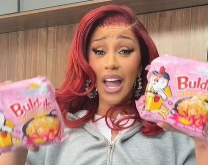 미국의 유명 래퍼 카디비가 틱톡으로 '까르보불닭볶음면'을 먹는 장면을 공개했다. 사진 틱톡 캡처