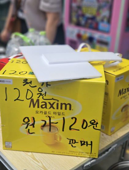 지난해 대선 국면에서 이재명 후보가 유세 중 "커피 원가는 120원"이라고 발언하자 카페 사장 등 자영업자들과 정치권이 '고물가 생산 현장을 무시한 발언'이라며 들썩였다. 당시 시위 현장. /인터넷 커뮤니티