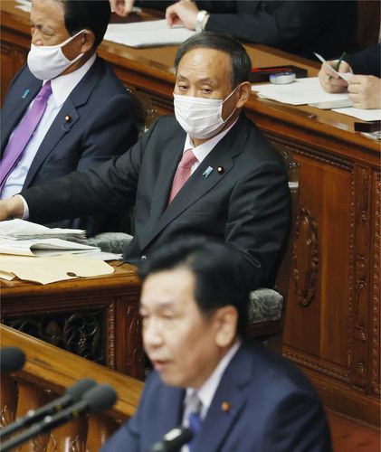 (도쿄 교도=연합뉴스) 스가 요시히데 일본 총리가 28일 오후 중의원(하원)에서 열린 대정부 질의 세션에서 마스크를 쓴 채 제1야당인 입헌민주당의 에다노 유키오 대표가 질의하는 것을 물끄러미 바라보고 있다.