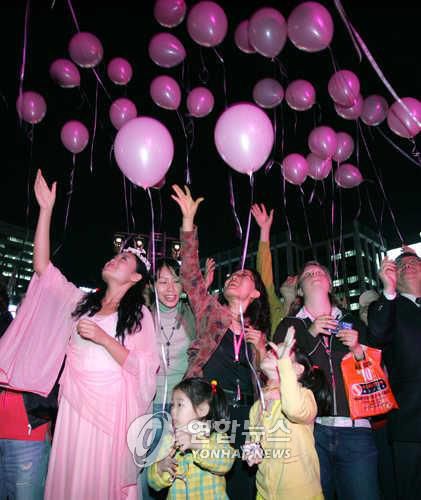 유방암 인식 캠페인서울시청광장에서 열린 '2005 유방암 자각 캠페인'에 참가한 시민들이 유방암 예방의 상징색인 핑크색으로 된 풍선을 하늘로 날려보내고 있다./서명곤/사회/ 2005.10.12 (서울=연합뉴스