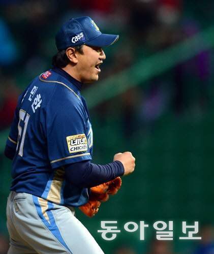 손민한은 NC에서 선수 생활을 마지막을 보냈다. 은퇴한 2015년에 그는 11승을 거두고 박수를 받으며 마운드에서 내려왔다. 동아일보 DB