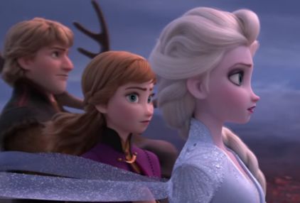 엘사(오른쪽)와 여동생 안나, 크리스토퍼가 등장하는 ‘겨울왕국2’의 한 장면. /월트디즈니애니메이션스튜디오