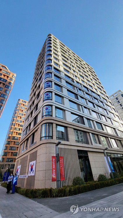 올림픽빌리지 선수촌에 붙은 태극기(서울=연합뉴스) 2022 베이징 동계패럴림픽에 참가한 대한민국 선수단의 숙소인 올림픽빌리지 선수촌 창문에 태극기가 붙어있다. 2022.2.28      [대한장애인체육회 제공. 재판매 및 DB 금지] photo@yna.co.kr