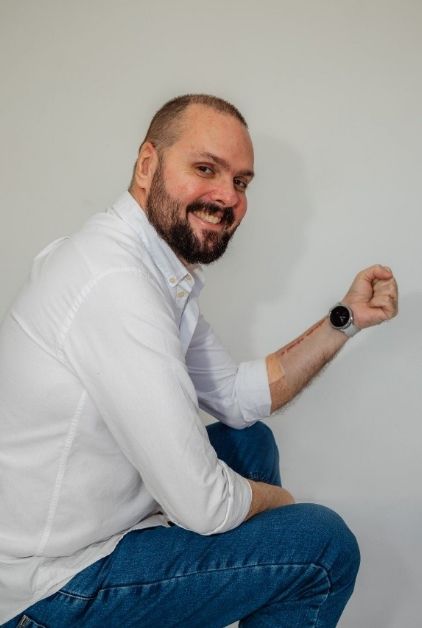 '갤럭시워치' 심전도 테스트 기능을 통해 심장이상 수술을 받은 호베르토 갈라르트. 출처=삼성뉴스룸