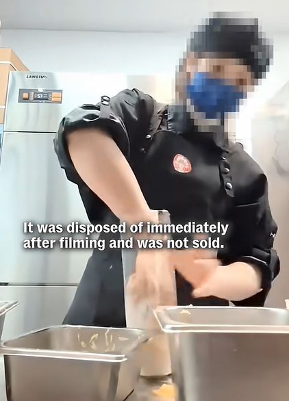 중국 푸젠성 장저우시에 위치한 한 밀크티 매장에서 맨손으로 음료를 만들고 있는 직원의 모습. 출처=CNA