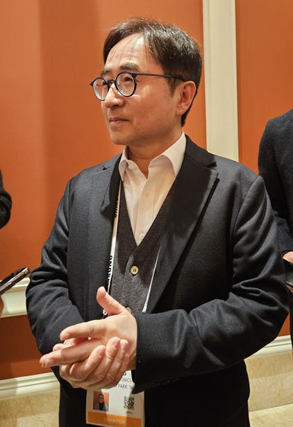 장덕현 삼성전기 사장이 6일(현지시간) 미국 라스베이거스 윈 호텔에 마련된 삼성전자 CES 2026 전시관을 둘러본 뒤 기자들과 질의응답을 하고 있다. [사진=공동취재단]