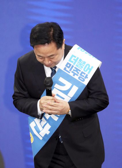 26일 전북 완주 우석대 체육관에서 열린 더불어민주당 대선 후보 선출을 위한 전북 합동연설회에서 김두관 의원이 인사하고 있다. 김 의원은 전북 지역 경선 결과 발표 후 이재명 경기지사 지지 선언을 하며 후보직을 사퇴했다.완주 연합뉴스