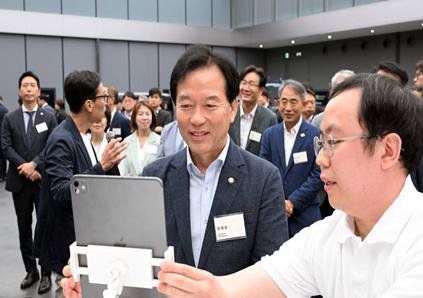 정태호 국정기획위원회 경제1분과장(왼쪽)이 2일 현대자동차그룹 남양연구소에서 전시물을 관람하고 있다. 국정기획위원회 제공