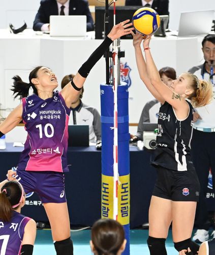 김연경과 니콜로바의 공중전(서울=연합뉴스) 흥국생명 김연경(왼쪽)과 한국도로공사 니콜로바가 7일 경북 김천체육관에서 열린 프로배구 여자부 경기, 공중에서 볼을 다투고 있다. [한국배구연맹 제공. 재판매 및 DB금지]