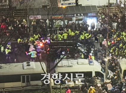 윤석열 대통령 지지자들이 지난 1월 18일 서울서부지법에서 열린 윤 대통령에 대한 영장실질심사가 종료된 뒤 떠나는 고위공직자범죄수사처 차량을 둘러싸고 있다. 정효진 기자