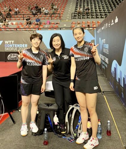 WTT 스코피예 여복 우승을 합작한 김나영(오른쪽)과 유한나. 중앙은 전혜경 감독.[포스코인터내셔널 제공. 재판매 및 DB 금지]