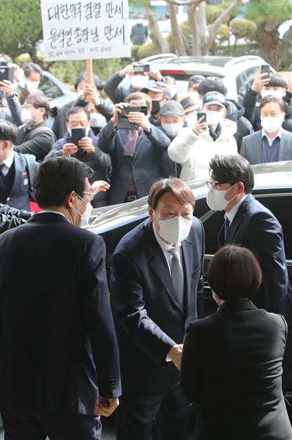 윤석열 검찰총장 환호하는 지지자들 - 윤석열 검찰총장이 3일 오후 대구고등검찰청에 도착해 관용차에서 내리는 순간 지지자 등이 한꺼번에 몰려 출입구 주변에 혼잡이 빚어지고 있다. 2021.3.3 뉴스1
