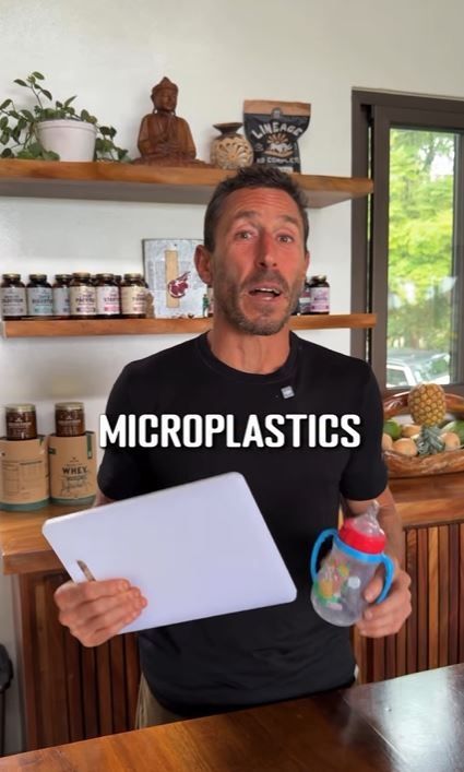 미국 건강 인플루언서 폴 살라디노 박사. 그는 최근 인스타그램에 올린 영상에서 집 안 미세플라스틱 배출 주범 5가지를 공개했다. 인스타그램 캡처