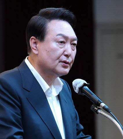 윤석열 대통령 당선인이 26일 오후 서울 마포구 서울창업허브 컨퍼런스홀에서 열린 제20대 대통령직인수위원회 워크숍에서 인사말을 하고 있다. (사진=연합뉴스)