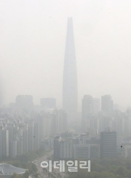 전국의 미세먼지 농도가 ‘나쁨’ 수준을 보인 지난 5월 서울 도심의 모습. (사진=방인권 기자)