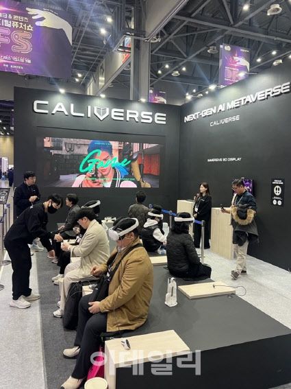 관람객들이 롯데 칼리버스 부스에서 실감형 몰입 콘텐츠를 시연하고 있다(사진=2025 디지털 퓨처쇼)