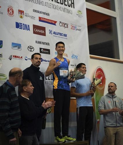 우상혁, 시즌 두 번째 우승(서울=연합뉴스) 우상혁(가운데)이 21일(한국시간) 체코 네흐비즈디에서 열린 2024 세계육상연맹 인도어투어 네흐비즈디 대회 남자 높이뛰기 경기에서 우승한 뒤, 시상식에서 기념 촬영을 하고 있다. [대한육상연맹 제공. 재판매 및 DB금지]