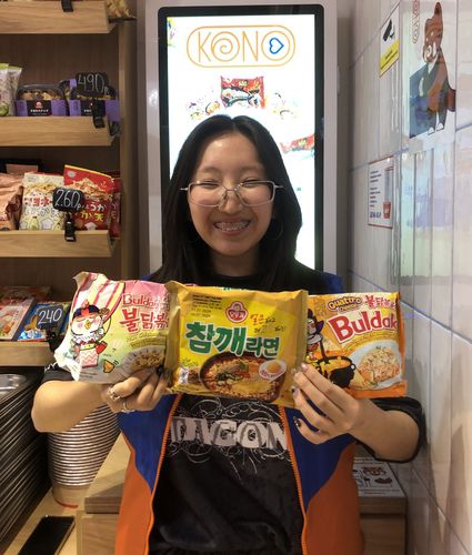 인기 라면 3가지(모스크바=연합뉴스) 최인영 특파원 = 러시아 모스크바의 한국 한강라면 체험 가게 점원 스베틀라나 씨가 매장에서 인기 있는 라면 3개를 꼽았다. 2024.12.21 abbie@yna.co.kr (끝)