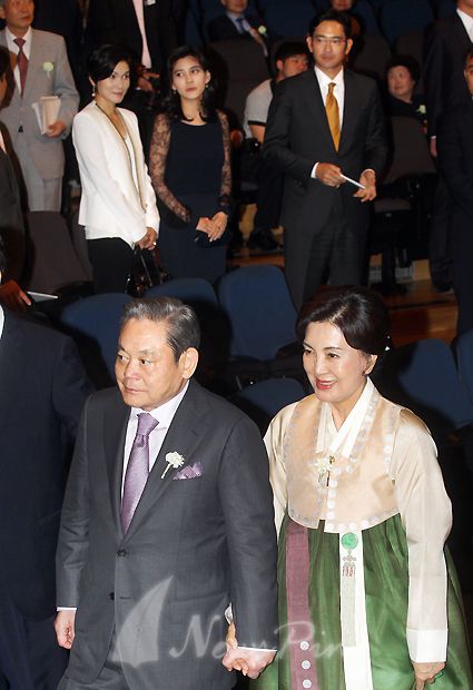 [서울=뉴스핌] 김선엽 기자 = 이건희 삼성전자 회장과 홍라희 여사가 2012년 6월 1일 서울 중구 순화동 호암아트홀에서 열린 제22회 호암상 시상식에 참석하고 있다. 사진 뒤로 당시 이재용 삼성전자 사장, 이부진 호텔신라 사장, 이서현 제일모직 부사장이 보인다. <사진=김학선 기자>  2020.10.26 sunup@newspim.com