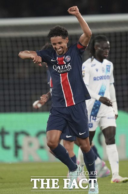 후반 2-1 역전골을 넣고 즐거워하는 PSG의 '캡틴' 마르퀴뇨스./파리=AP.뉴시스