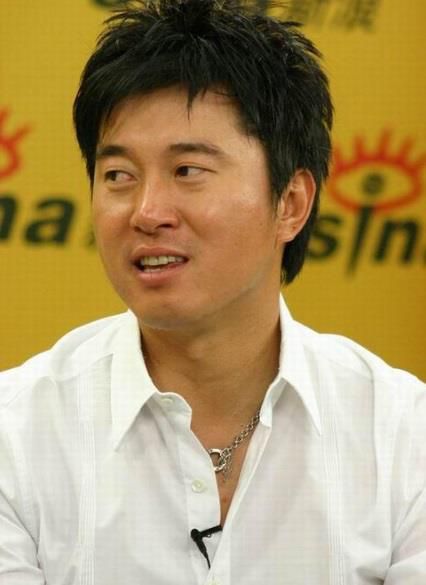 ‘당신을 이해해’(1996) 등을 불러 중국 최고의 남자 가수로 평가받던 만원쥔.웨이보 제공