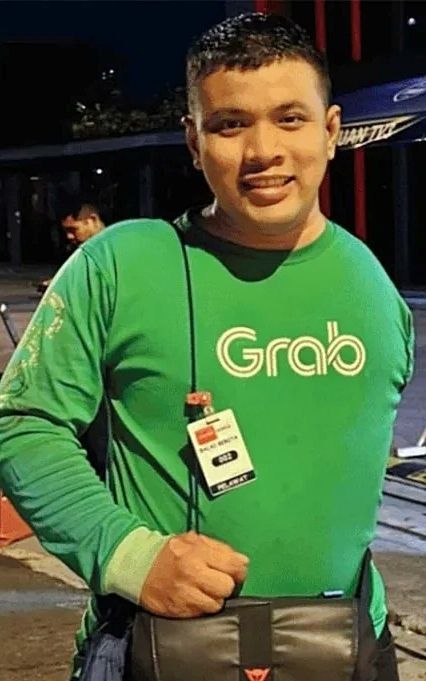 3일(현지시간) 홍콩 사우스차이나모닝포스트(SCMP)는 말레이시아 동부 트렝가누 출신 아흐마드 나빌 로슬리(26)가 장애를 딛고 음식 배달 라이더로 일하며 내년 결혼을 준비 중이라고 싱가포르 매체 8월드를 인용해 보도했다. 8월드 자료