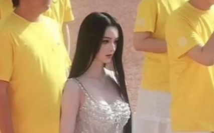 교내 행사에 참여한 중국의 한 여대생 외모가 온라인에서 화제다. [사진출처 = SNS]