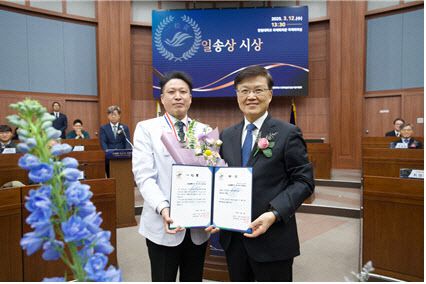 (왼쪽부터)수상자인 이재준 뉴프론리어리서치 연구소장(왼쪽)과 한림대춘천성심병원장 최양희 한림대 총장.