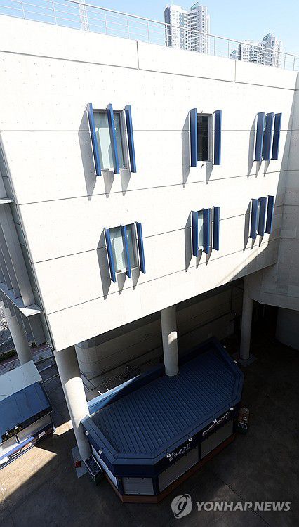 창원NC파크 구조물 사고 현장(창원=연합뉴스) 김동민 기자 = 지난 29일 경남 창원시 마산회원구 창원NC파크에서 NC 다이노스와 LG 트윈스 경기 중 3루 방향 건물에 설치된 구조물(상단부 가운데) 일부가 떨어지는 사고가 발생했다.     이 사고로 관중 3명이 다쳤고, 30일 열릴 예정이던 NC와 LG 경기는 시설물 안전 점검을 위해 연기됐다. 사진은 30일 촬영한 현장 모습. 2025.3.30 image@yna.co.kr