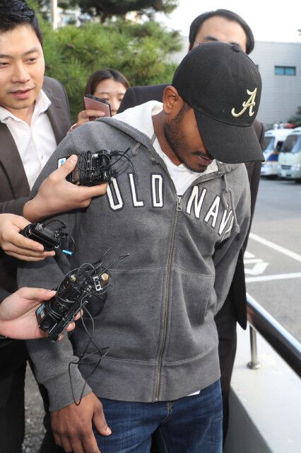 2018년 10월10일 오후 경기 일산 동부경찰서에서 고양 저유소 화재 사건 피의자인 스리랑카 출신 디무드씨가 유치장에서 풀려나고 있다. 연합뉴스