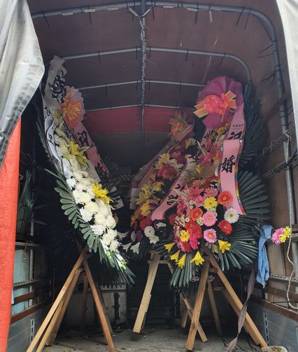 이건희 삼성 회장 빈소가 마련될 서울 강남구 일원동 삼성서울병원 장례식장에 조화가 속속들이 도착하고 있다. 다만 “조화와 조문은 사양한다”는 뜻에 따라 장례식장 안으로 진입하지 못한 상태다. (노우리 기자 @we1228)