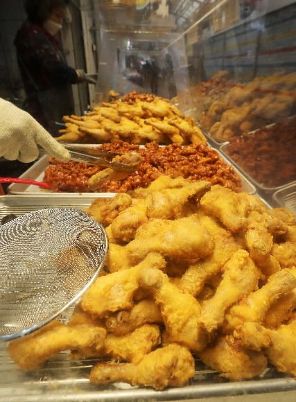 러시아의 우크라이나 침공으로 국제 식용유 가격이 10년 만에 최고 수준으로 치솟은 가운데 서울의 한 전통시장 내 치킨 매장에 갓 튀겨진 치킨이 진열돼 있다. 뉴스1