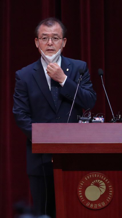 정성웅 금융감독원 부원장보가 지난 7월1일 서울 영등포구 여의도동 금감원 본원에서 라임 무역금융펀드 분쟁조정위원회 결과 발표를 준비하고 있다. (사진=연합뉴스)