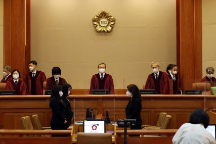 유남석 헌법재판소장과 이석태 헌법재판관 등 재판관들이 6일 오후 서울 종로구 헌법재판소에서 열린 임성근 전 부장판사의 탄핵심판 2차 변론기일을 위해 입장하고 있다. (사진=연합뉴스)