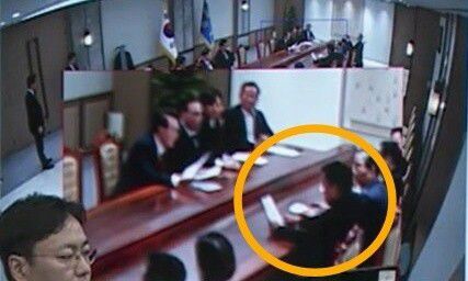 2024년 12월3일 비상계엄 선포 직후 윤석열 전 대통령이 최상목 전 경제부총리 겸 기획재정부 장관에게 계엄 지시 문건을 직접 건넨 뒤 최 전 부총리가 이를 정독하는 장면. 서울중앙지법 제공