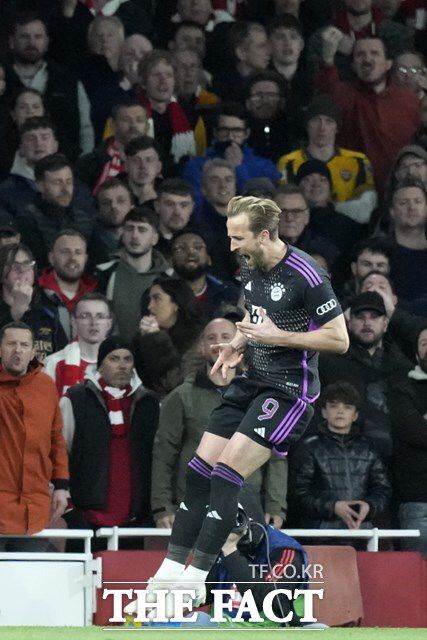 전반 페널티킥 골로 이번 시즌 UCL 7호골을 성공시킨 해리 케인이 기뻐하고 있다./런던=AP.뉴시스