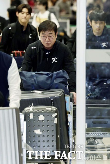 지난해 일본 도쿄에서 열린 프리미어12에서 예선 탈락한 야구 대표팀 류중일 감독과 선수들이 귀국하고 있다. /뉴시스