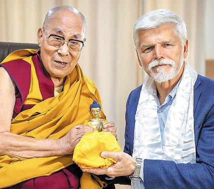 페트르 파벨(오른쪽) 체코 대통령이 지난달 인도 라다크에서 달라이 라마와 함께 작은 불상을 들고 찍은 사진. 파벨은 일본 방문을 마치고 돌아가는 길에 인도로 향했다. /달라이 라마 페이스북