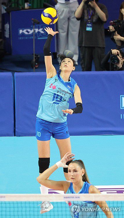 김연경의 서브(서울=연합뉴스) 임화영 기자 = 9일 서울 송파구 잠실 실내체육관에서 열린 세계 여자배구 올스타전에서 스타팀 김연경이 서브를 넣고 있다. 2024.6.9 hwayoung7@yna.co.kr