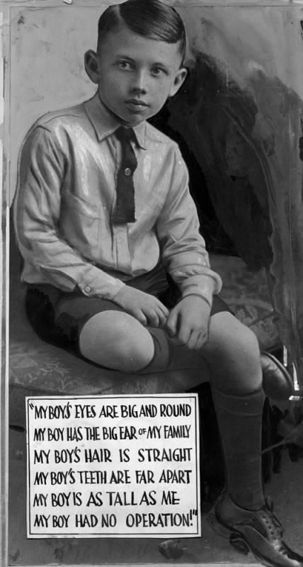 월터 콜린스의 사진. 크리스틴 콜린스가 아들의 특징을 하단에 적어뒀다. 로스앤젤레스 공립도서관