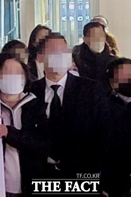 황 사장의 아들 황모(33·가운데)씨는 지난 10일 윤석열 국민의힘 대선후보의 강원도 강릉 일정에도 함께했다./강릉=윤웅 기자