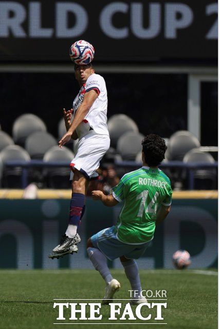 2025 FIFA 클럽 월드컵 B조 최종 3차전에서 격돌하고 있는 PSG의 하키미(왼쪽)와 시애틀의 로스룩./시애틀=AP.뉴시스