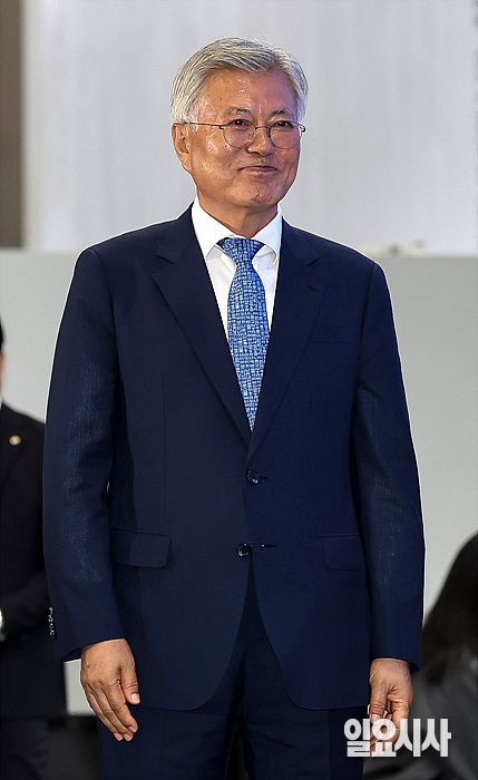 문재인 전 대통령과 김정숙 여사가 지난 6월18일 서울 강남구 삼성동 코엑스에서 열린 2025서울국제도서전 '한국에서 가장 좋은 책 시상식' 시상자로 참석하고 있다. ⓒ고성준 기자